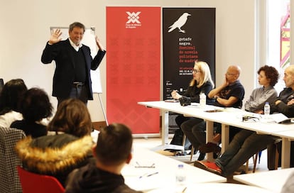 El escritor Elmer mendoza en un taller del Getafe Negro.