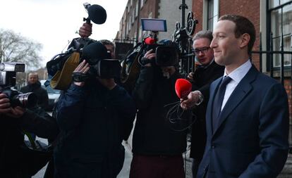 El CEO de Facebook, Mark Zuckerberg, sale de un hotel en Dubl&iacute;n el pasado abril. All&iacute;, discuti&oacute; con dirigentes pol&iacute;ticos sobre la regulaci&oacute;n de las redes sociales. 
 