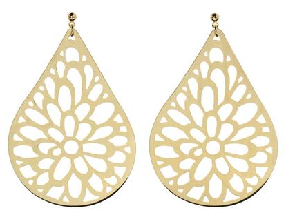 Pendientes en forma de gotas con motivos de flores caladas, de Agatha (25 euros).