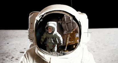 En el casco del astronauta, un fotograma de la película 'Atrapa la bandera'.