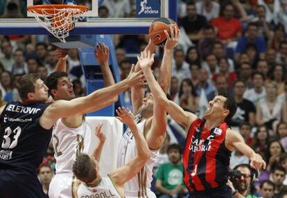 Teletovic, Mirotic, Carroll, Felipe Reyes y Prigioni luchan por el balón