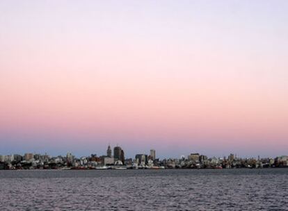 Vista panorámica al atardecer de la capital de Uruguay