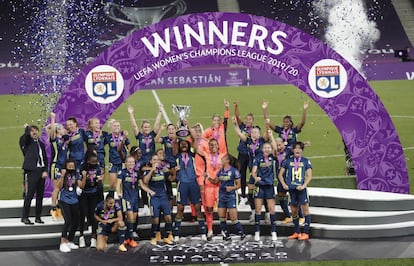 Las jugadoras del Lyon celebran su quinta Champions consecutiva tras derrotar este domingo al Wolfsburgo en el Reale Arena.