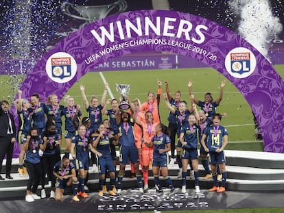 Las jugadoras del Lyon celebran su quinta Champions consecutiva tras derrotar este domingo al Wolfsburgo en el Reale Arena.