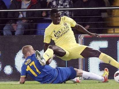 Weiss se lanza a por el bal&oacute;n en lucha con Zapata.