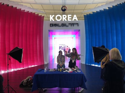 Sesión de maquillaje en el estand de Corea.