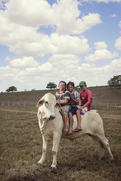 Juarez da cruz, 52 anos 1,30m, com amigos.