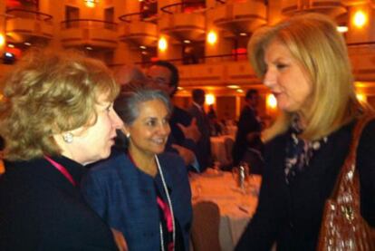 Arianna Huffington charla con la exprimera ministra de Canadá Kim Campbell (izquierda) tras la conferencia sobre las nuevas tecnologías en Nueva York.