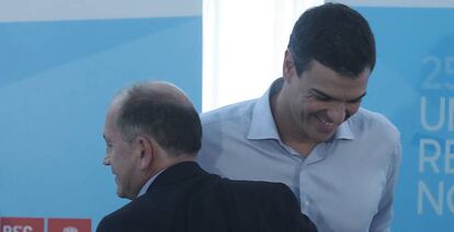 Pedro Sánchez con Xoaquín Fernández Leiceaga durante un acto electoral en Tui (Pontevedra).