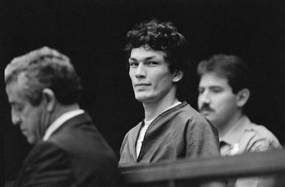 <strong> Quién es. </strong> Entre 1984 y 1985, Richard Ramirez perpetró decenas de brutales asesinatos. Para hacernos una idea de la crueldad burlona de este asesino, basta con recordar que a una mujer le sacó los ojos con una cuchara y al día siguiente los envió a la escena del crimen por correo. </p> <strong> Qué hizo. </strong> Muchas cosas, pero solo unas cuantas pudieron demostrarse: 14 asesinatos, 5 intentos de asesinato y 15 violaciones. Ramírez entraba en las casas de las víctimas al filo de la medianoche, y las torturaba durante horas hasta que morían. Acto seguido, pintaba frases satánicas por las paredes, mientras escuchaba en su 'walkman' canciones de AC/DC. En 1989, cuando fue detenido, Ramírez confesó que su canción favorita de la banda era ‘Night prowler’ (Merodeador nocturno), pues reflejaba sus peripecias nocturnas. Las asociaciones de padres arremetieron contra AC/DC; su cantante, Brian Johnson, contestó así: “Los padres educan mal a sus hijos, y luego le echan la culpa de todo al rock’n’roll. Es ridículo”. Ramírez murió de insuficiencia hepática en 2013, con 53 años. Llevaba 23 años encarcelado y espera su ejecución. </p> En la imagen, Ramírez en 1985.