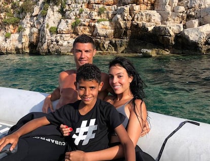 Cristiano Ronaldo, con su hijo mayor, y su novia Georgina Rodríguez.