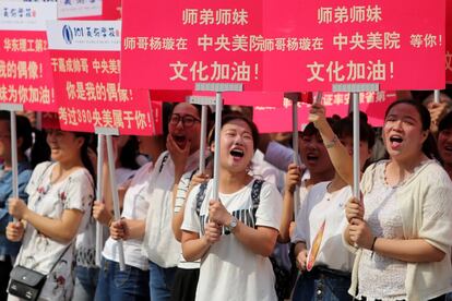 Estudiantes universitarios y familiares animan a los candidatos antes de entrar en un centro de la provincia china de Anhui. La importancia del examen es tal que muchas ciudades del país se paralizan parcialmente para asegurar que los alumnos cuenten con el mejor entorno posible.