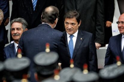 El presidente del Gobierno en funciones, Mariano Rajoy (c), saluda al presidente de Asturias y de la gestora del PSOE, Javier Fernández.