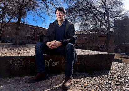 El escritor Fidel Moreno, en el barrio de Lavapiés, Madrid, donde transcurre su nuevo libro, el 14 de febrero de 2025.