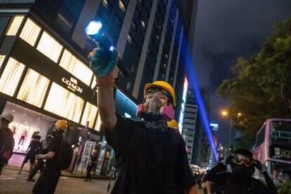 Un grupo de manifestantes protestan en las calles de Hong Kong, frente a la tienda de Coach.