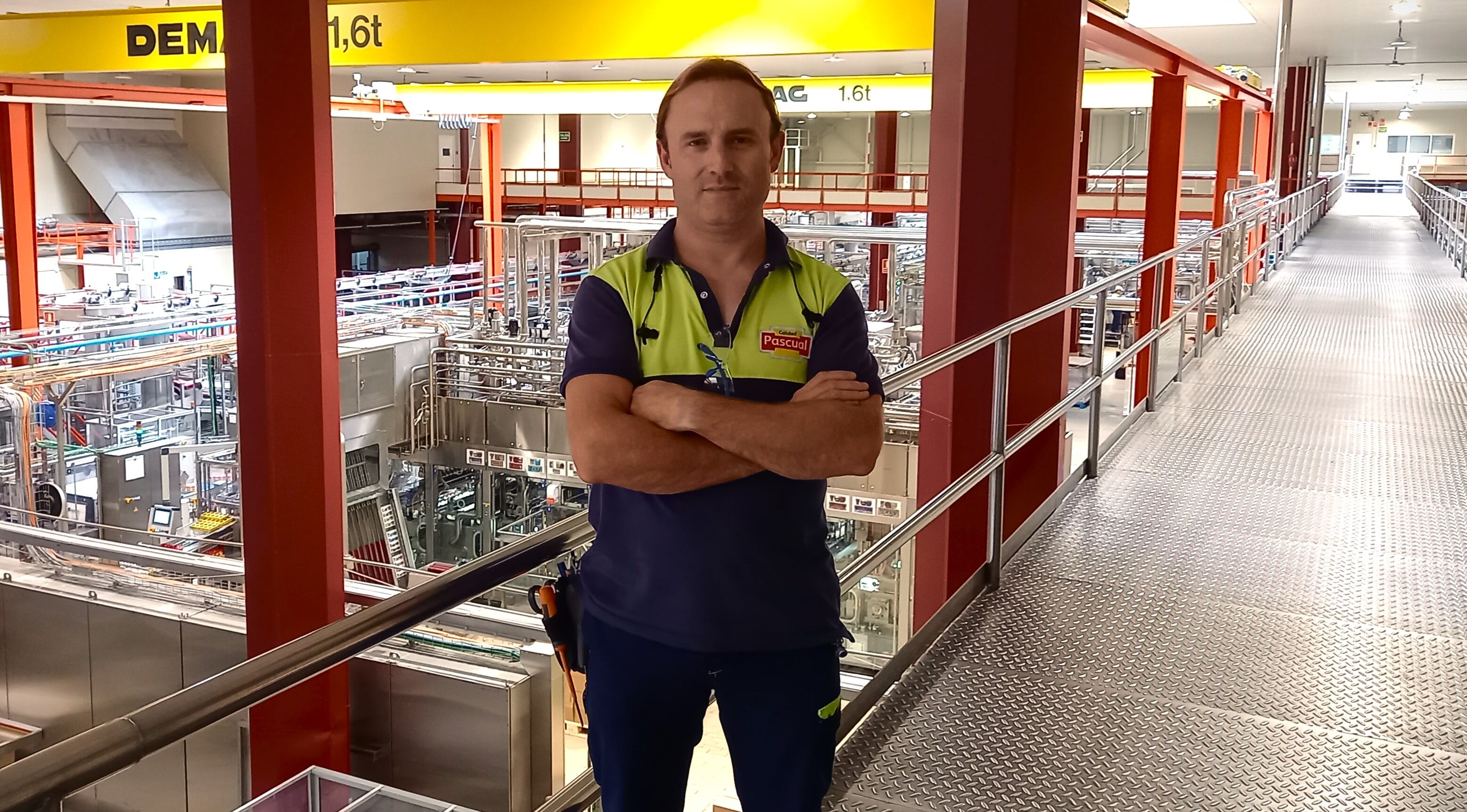 Rubén Ciruelos, de 42 años, lleva 22 trabajando en la fábrica de Pascual de Aranda de Duero (Burgos).