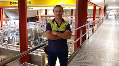 Rubén Ciruelos, de 42 años, lleva 22 trabajando en la fábrica de Pascual de Aranda de Duero (Burgos).