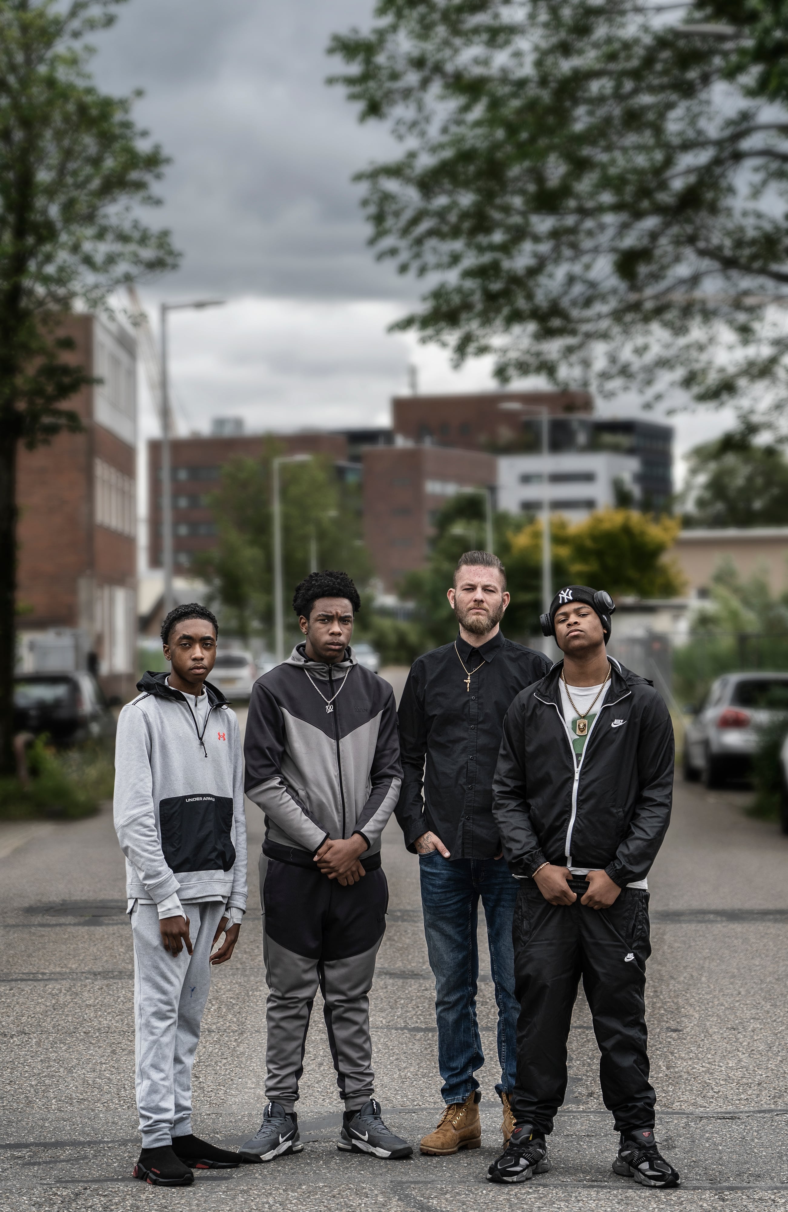 Junio de 2024 - Reportaje sobre la mocro maffia, Holanda. Amsterdam, Rotterdam y Arhem - ©Jordi Adrià     ----PIEFOTO----    James (segundo por la derecha), trabajador social de la organización Adamas, posa con tres chicos en riesgo de caer en las redes de las mafiasde la droga en Ámsterdam.