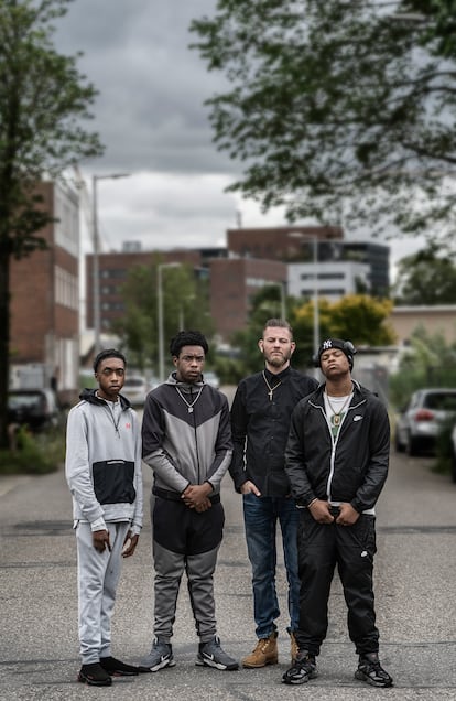 James (segundo por la derecha), trabajador social de la organización Adamas, posa con tres chicos en riesgo de caer en las redes de las mafias de la droga en Ámsterdam.