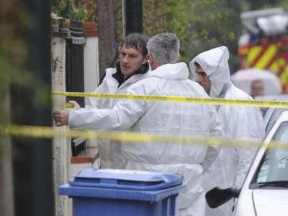 Vista del cord&oacute;n policial en el exterior de la vivienda del asesino de Toulouse.