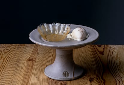 Helado de magdalena con su papel especiado, del restaurante Gente Rara.