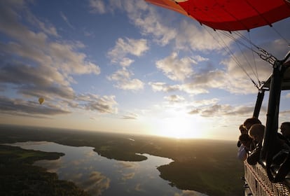 Vista aérea de los alrededores de Estocolmo, uno de las pocas capilates que permite el vuelo de globos aerostáticos sobre la ciudad.