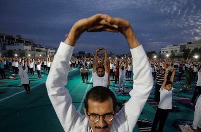 El lema de este año ha sido "Yoga para la humanidad". En la imagen, una multitudinaria sesión de yoga en la ciudad de Ahmedabad, la séptima más poblada de la India y la mayor del Estado de Guyarat, el pasado domingo.