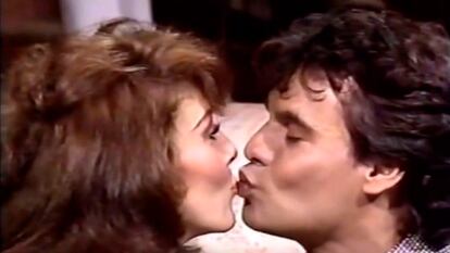 Verónica Castro y Juan Gabriel se besan durante la transmisión de 'Mala noche... ¡no!', en agosto de 1988.