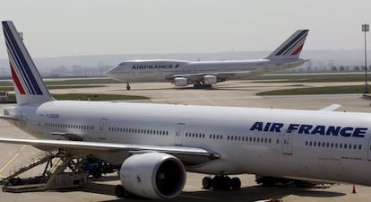 Dos aviones de Air France en el aeropuerto Internacional de Par&iacute;s (Francia).