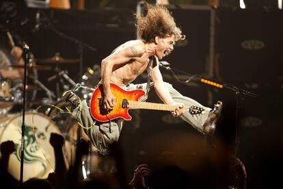 Eddie Van Halen en 2004, durante un concierto en Nueva Jersey