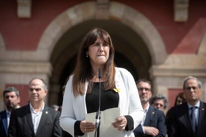 Laura Borras, ante el edificio del Parlament, el día que se conoció la condena. A la izquierda, Jordi Turull, secretario general de Junts, y a la derecha, el expresident Quim Torra.