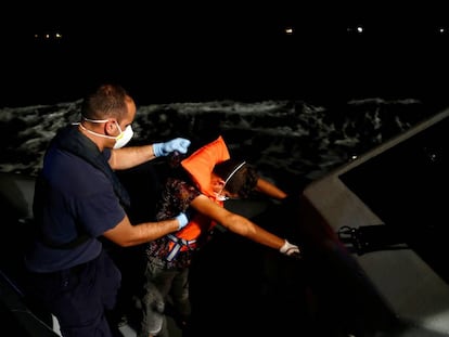 Un migrante tunecino es ayudado por un oficial maltés.
