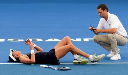 Muguruza se duele sobre la pista de Brisbane.