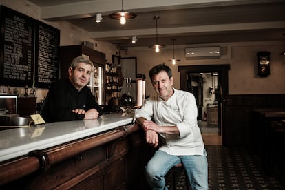 Los hermanos Ron, Enrique (Kike) detrás de la barra y encargado de la bodega, y Pepe, el cocinero.