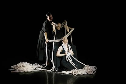 Desde la izquierda, las bailaoras Carmen Angulo, Florencia Oz y Paula Comitre, en el espectáculo 'Reflexiones sobre las parcas', en el Flamenco Festival de Londres, el pasado sábado. En una imagen cedida por la autora.