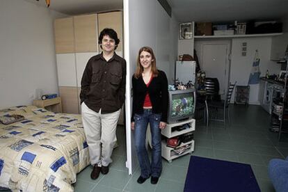 Cristian y Marta, en su piso de protección oficial de 35 metros cuadrados en Barcelona.