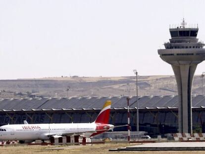 A la derecha, la torre de control del aeropuerto Madrid-Barajas