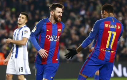 Lionel Messi celebra con Neymar el segundo gol.