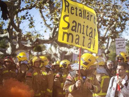 Manifestación de médicos y bomberos ante el Parlament.