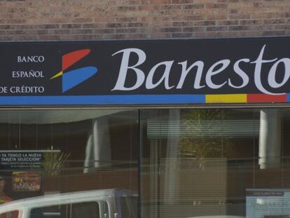 Logotipo del Banco Español de Crédito, Banesto, en una sucursal de Sanchinarro (Madrid).