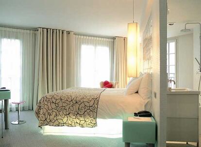 Una de las hipertecnológicas habitaciones del Kube hotel de París.