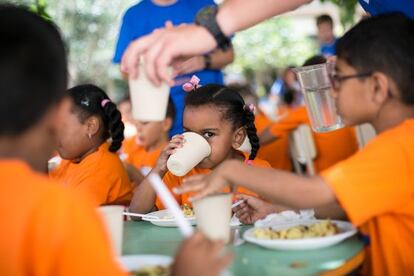 Niños y niñas en el comedor social del casal de la fundación Pere Tarrés.