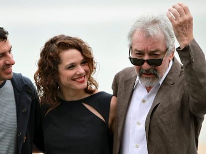 El realizador Javier Rebollo posa junto a los actores, José Sacristán, y Valeria Alonso.