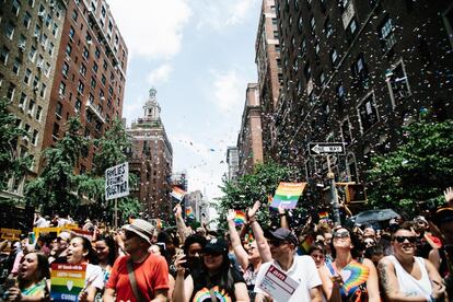 El desfile del Orgullo neoyorquino (el 24 de junio) recorre la Quinta Avenida y acaba en Greenwich Village, pasando por el emblemático Stonewall Inn, donde tuvieron lugar las revueltas de 1969 y el inicio del movimiento de liberación gay en Estados Unidos. Lo acompañan el PrideFest, un festival callejero, gratuito, repleto de actividades y conciertos, que se concentra alrededor de Hudson Street. Y el Pride Island (en el muelle 97 del río Hudson), una fiesta gigante con música en directo a modo de broche final. El reciente NYC Pride 2018 también ha estado repleto de conferencias, una noche de cine familiar, experiencias gastronómicas para recaudar fondos, eventos leather o cosplay. En la imagen, la marcha celebrada en las calles de la ciudad el pasado 24 de junio. Más información: <a href="https://www.nycpride.org/" target="_blank">nycpride.org</a>