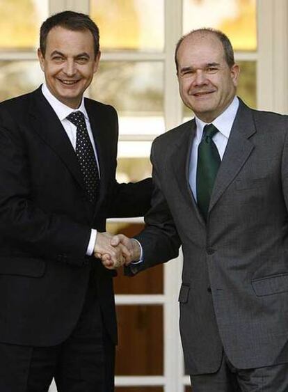 Zapatero y Chaves, antes de la reunión que mantuvieron ayer en La Moncloa.