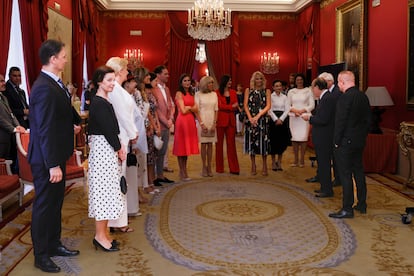 La reina Letizia ha estado junto al grupo de acompañantes de los mandatarios de la cumbre de la OTAN en su visita guiada al Teatro Real de Madrid.