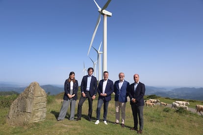 Los responsables del Proyecto Labraza en el parque eólico del Monte Oiz en Bizkaia.