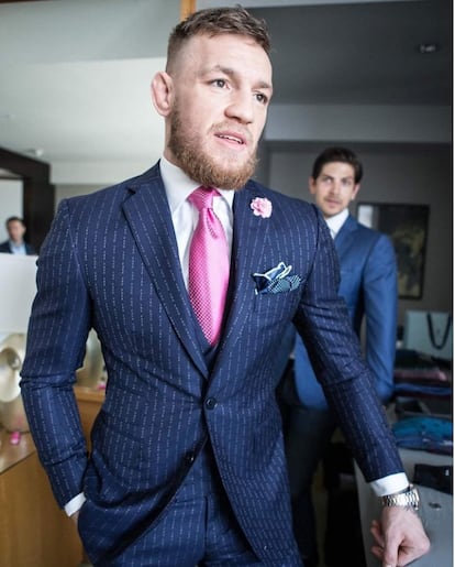 McGregor da muchos problemas cuando se pone un traje, porque le están muy pequeños y le asoman muchas cosas (flor, corbata, puños, reloj). Es un lío. No sabemos donde mirar.