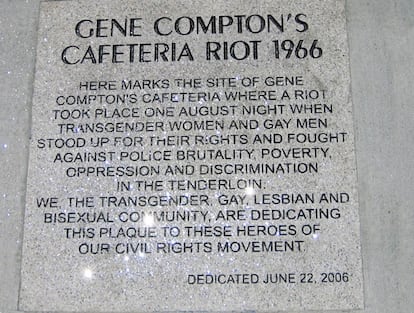 Placa conmemorativa de los disturbios de Compton.