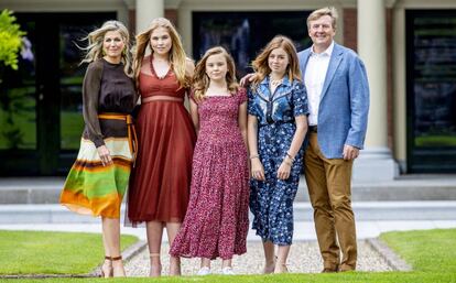 Los reyes de Holanda y sus hijas en el palacio de Huis Ten Bosch. De izquierda a derecha, la reina Máxima, las princesas Amalia, Ariane y Alexia y el rey Guillermo Alejandro.